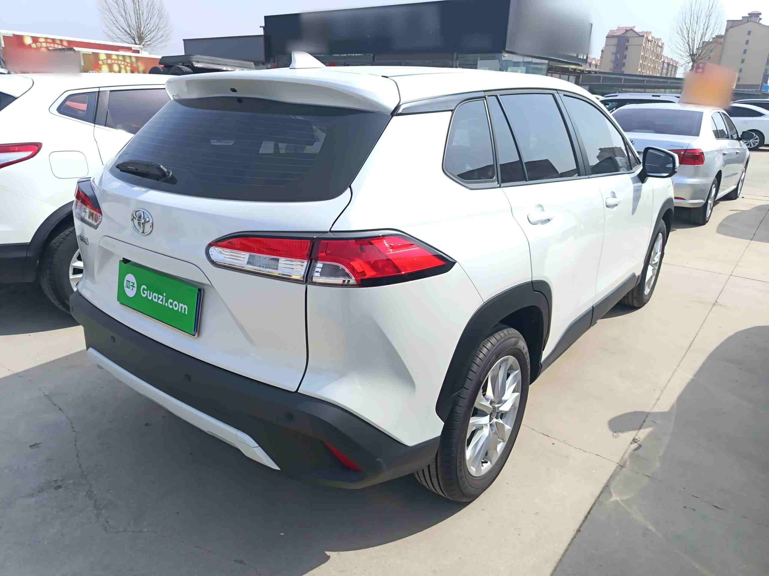 车辆右后45度外观实拍