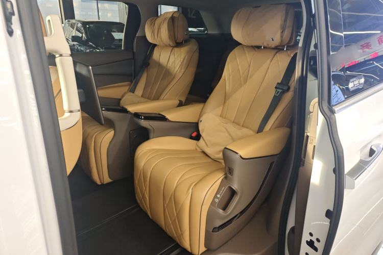 腾势D9 2022款 DM-i 970 四驱尊荣型中控内饰7004