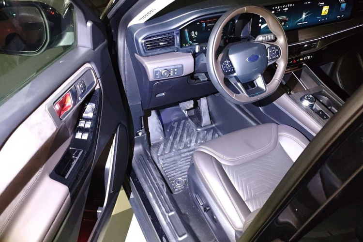 福特 探险者 2024款 2.3T EcoBoost 四驱钛金版 6座中控内饰7003