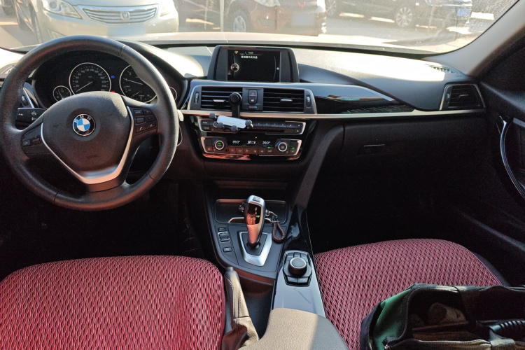 宝马3系 2017款 318i 时尚型中控内饰12