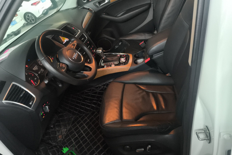 奥迪Q5(进口) 2013款 45 TFSI quattro 越野型中控内饰19