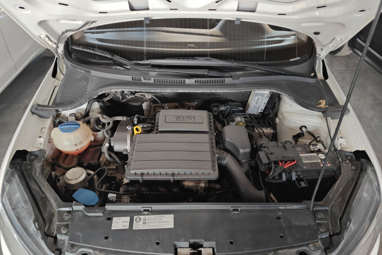 大众 桑塔纳 2021款 1.5L 手动风尚版机舱底盘24