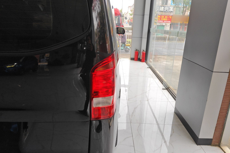 奔驰 威霆 2018款 2.0T 精英版 7座 国VI车身外观9