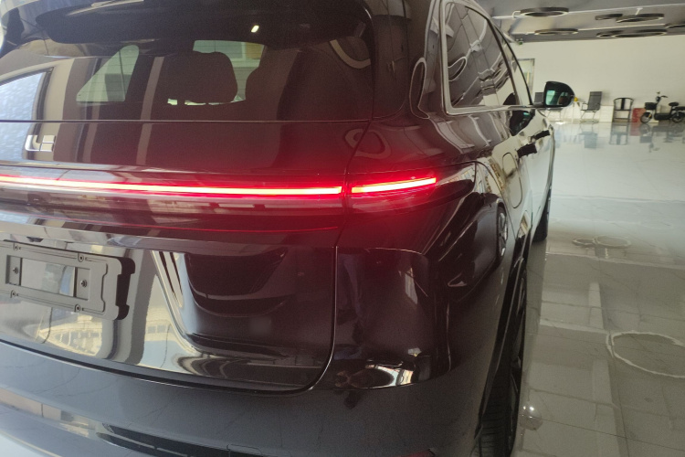 理想汽车 理想L7 2025款 Ultra 智能焕新版车身外观9