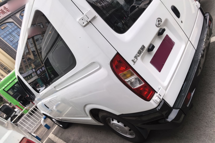 上汽大通MAXUS 新途V80 2019款 2.5T经典款6挡手动傲运通改款短轴超低顶5/6座车身外观4