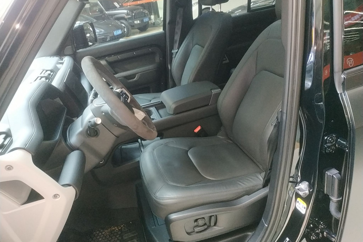 路虎卫士 2024款 110 3.0T P400 暗黑特别版局部细节19