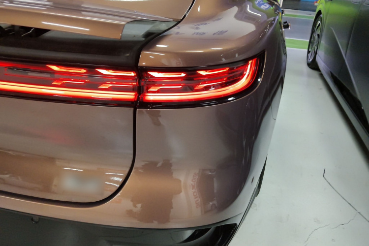 岚图汽车 岚图追光 2023款 四驱标准版车身外观9