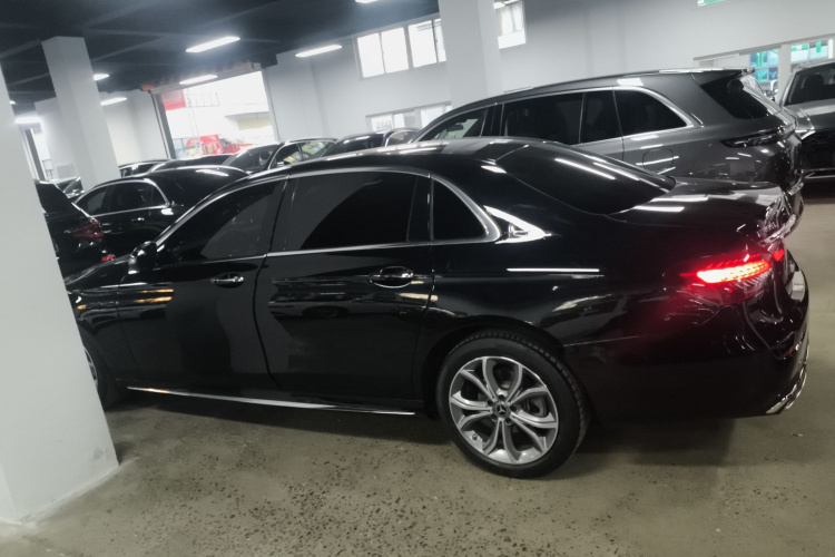 奔驰E级 2020款 改款 E 300 L 运动时尚型车身外观4