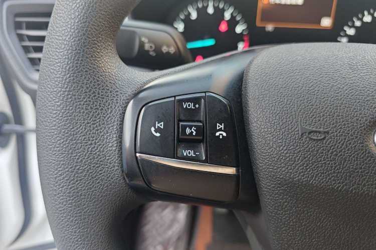 福特 福克斯 2019款 三厢 1.5L 手动锋跃型 国V中控内饰7010