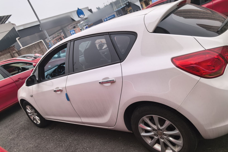 别克 英朗 2014款 XT 1.6L 自动时尚版车身外观4