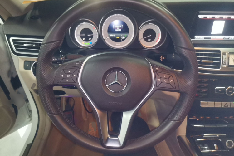 奔驰E级 2015款 E 260 L 运动时尚型中控内饰13
