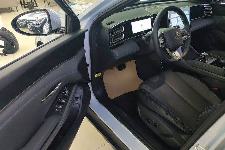 比亚迪 秦L 2024款 DM-i 80KM超越型中控内饰7003