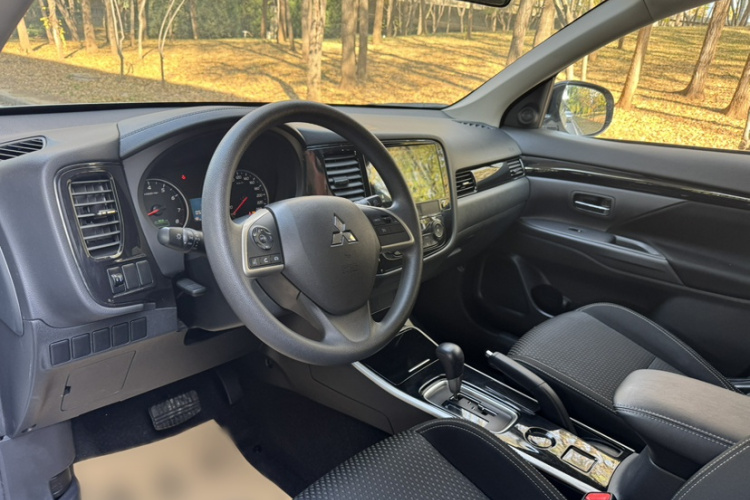 三菱 欧蓝德 2021款 2.0L 两驱畅行版 5座车身外观6014