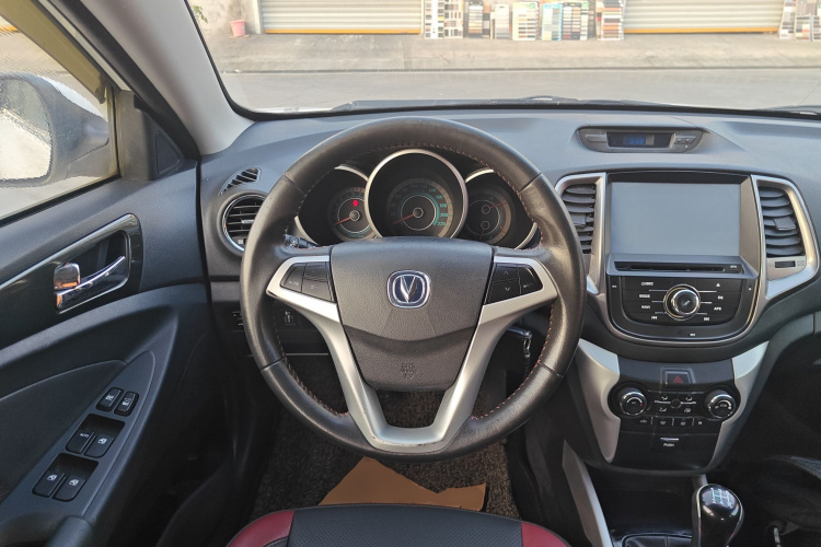 长安 逸动 2013款 1.6L 手动俊酷型 国IV中控内饰13