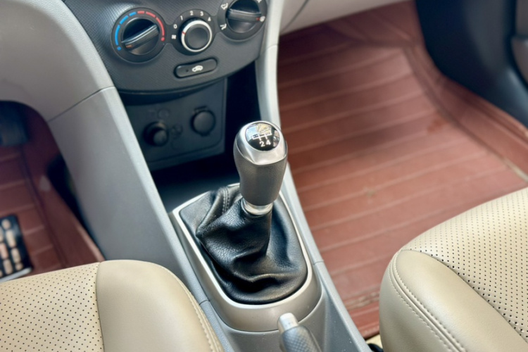 现代 瑞纳 2014款 1.4L 手动智能型GLS中控内饰7003