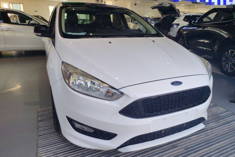 福特 福克斯 2017款 1.5T CTCC 白黑限量版车身外观3