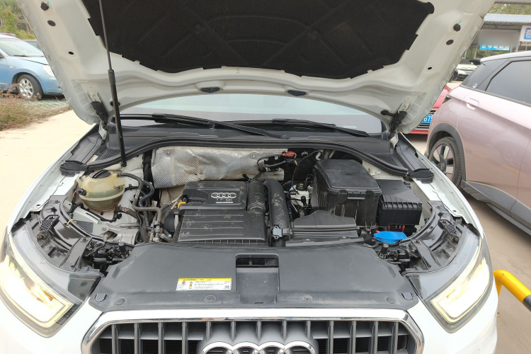 奥迪Q3 2015款 30 TFSI 进取型机舱底盘24