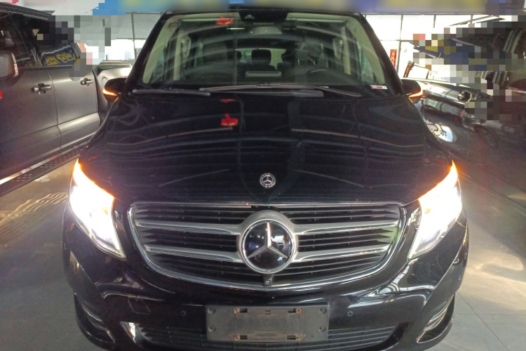 奔驰V级 2018款 V 260 L 尊贵加长版 国VI车身外观2