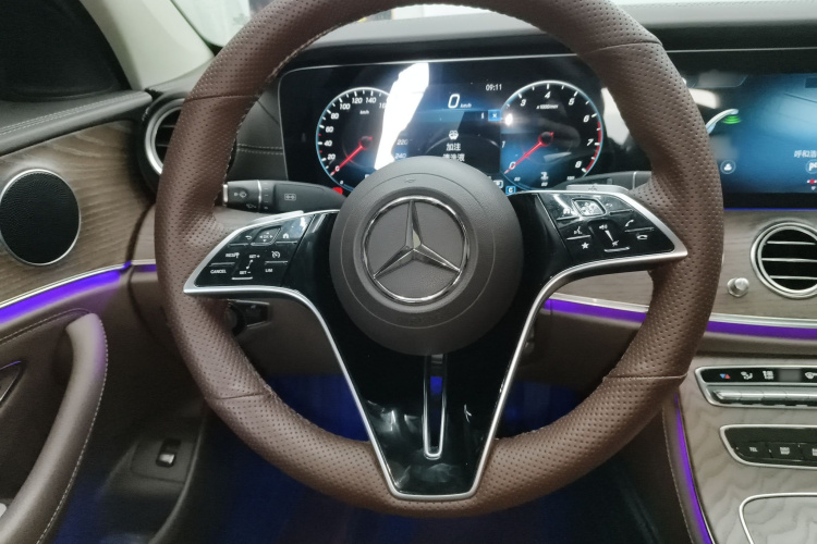奔驰E级 2022款 改款 E 300 L 时尚型中控内饰13
