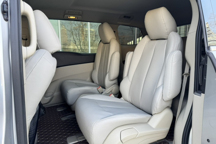 别克GL8 2017款 25S 舒适型 国V中控内饰7004