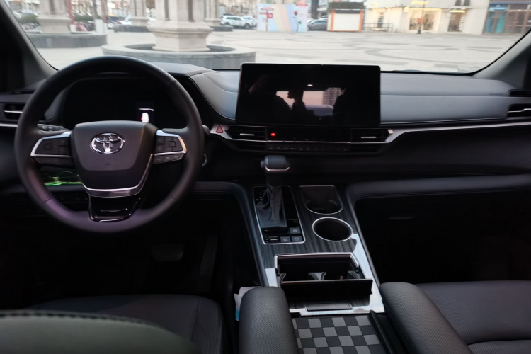 丰田 赛那SIENNA 2024款 2.5L混动 四驱尊贵版中控内饰12