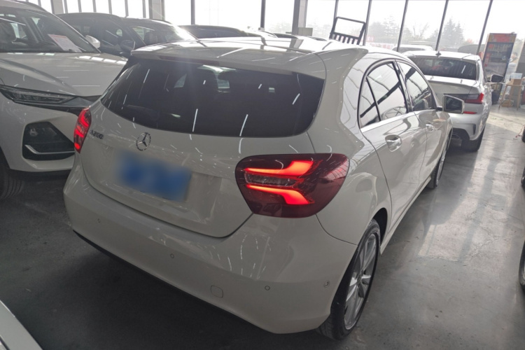 奔驰A级(进口) 2018款 A 200 动感型车身外观7