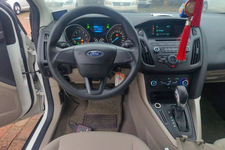 福特 福克斯 2015款 三厢 1.6L 自动舒适型中控内饰13