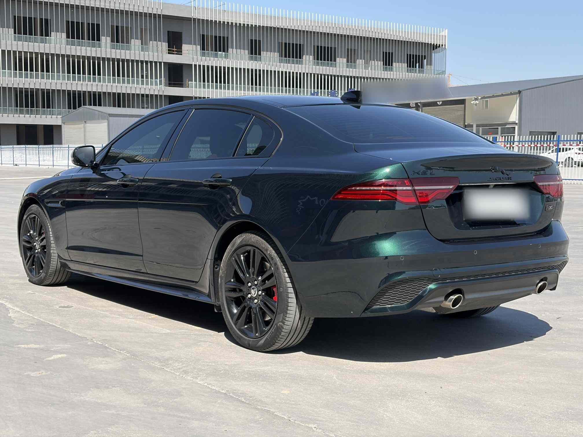捷豹XEL 2024款 2.0T 250PS R-DYNAMIC S耀黑运动版(5)