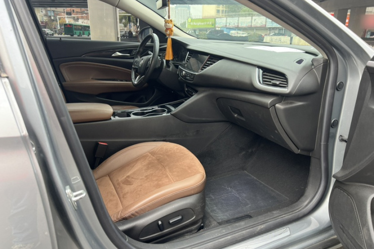 别克 君威 2023款 652T 智享型中控内饰7004