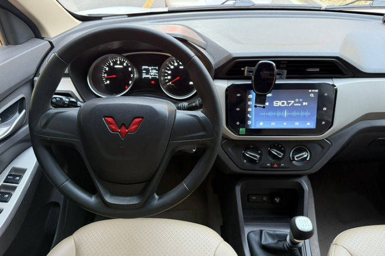 五菱汽车 五菱宏光 2021款 1.5L S舒适型LAR中控内饰7010