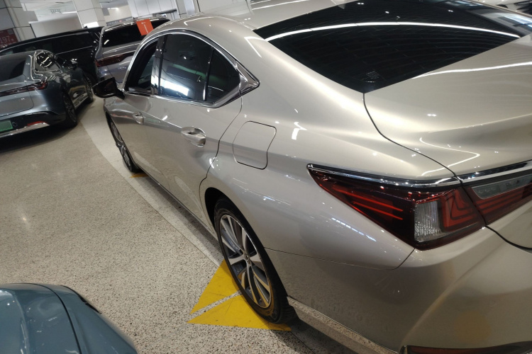 雷克萨斯ES 2020款 200 卓越版车身外观4