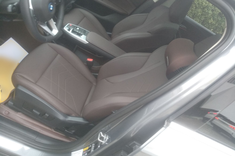 宝马iX1 2023款 xDrive30L X设计套装中控内饰19