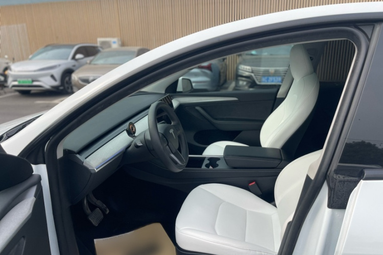 特斯拉 Model Y 2023款 长续航全轮驱动版中控内饰7003