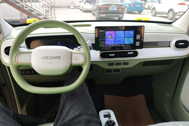 吉利银河 2025款 210km 熊猫骑士中控内饰12