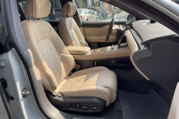 蔚来ET7 2022款 100kWh 首发版中控内饰7005