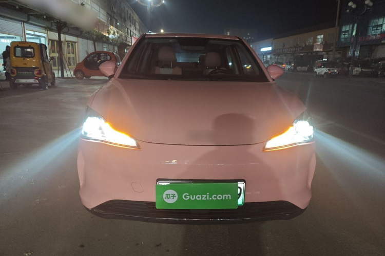 哪吒汽车 哪吒V 2022款 潮 400 Lite 粉色定制款车身外观2