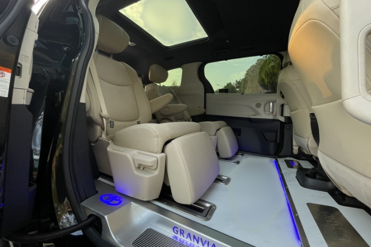 丰田 格瑞维亚 2022款 2.5L混动 尊爵版中控内饰7008