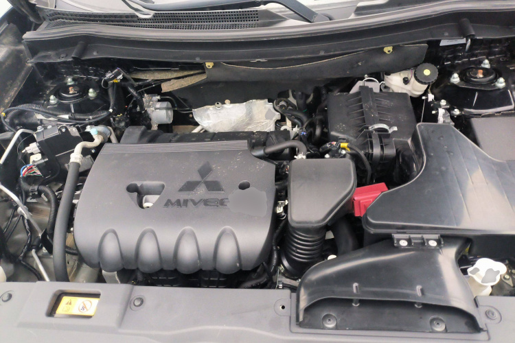 三菱 欧蓝德 2020款 2.4L 四驱致享版 7座机舱底盘24