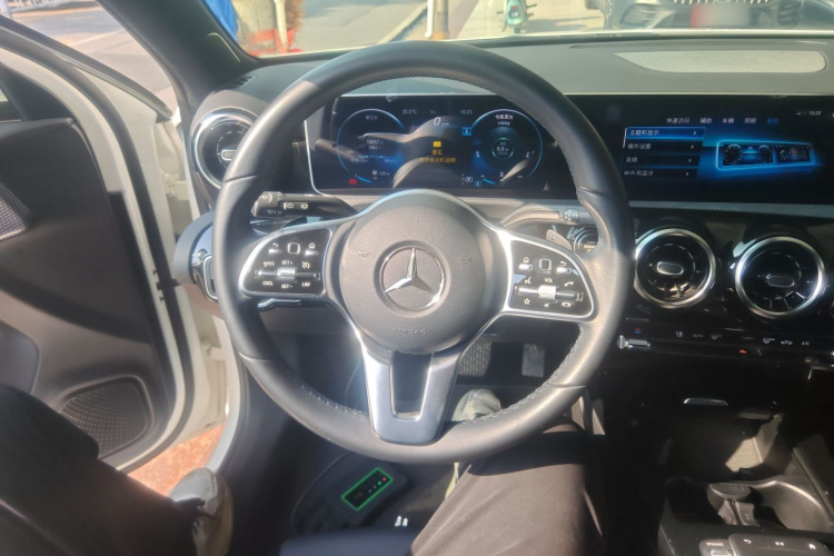 奔驰A级(进口) 2019款 A 200 动感型中控内饰13