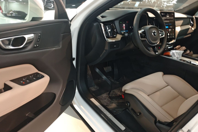 沃尔沃XC60 2026款 B5 四驱智远豪华版中控内饰7003