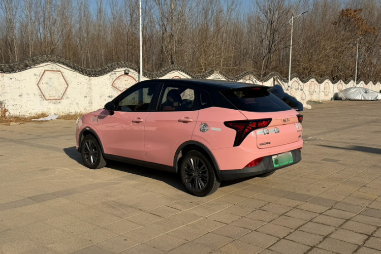 哪吒汽车 哪吒V 2022款 潮 400 Lite 粉色定制款车身外观6002