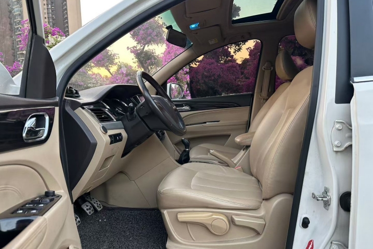 宝骏730 2016款 1.5L 手动豪华型 7座中控内饰7005