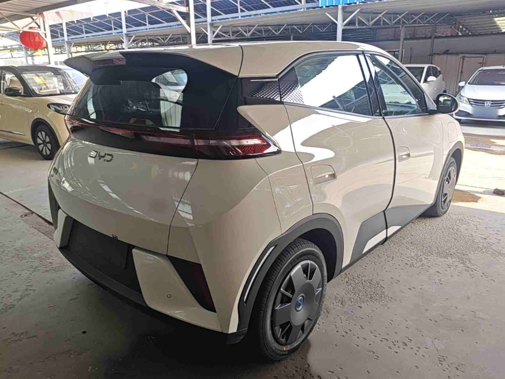 车辆右后45度视角外观