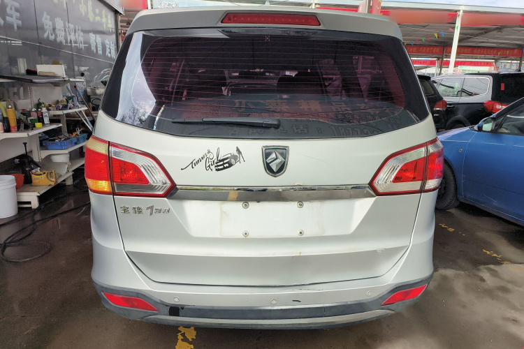 宝骏730 2014款 1.5L 手动豪华导航ESP版 7座车身外观6