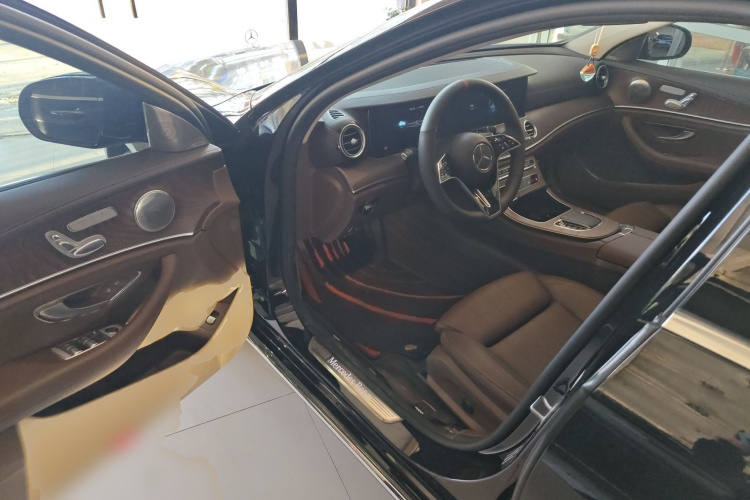 奔驰E级 2023款 E 260 L 4MATIC中控内饰20