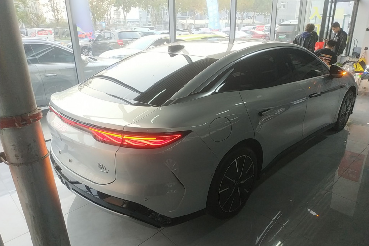 比亚迪 汉L 2025款 DM-i 200KM激光雷达尊享型车身外观7