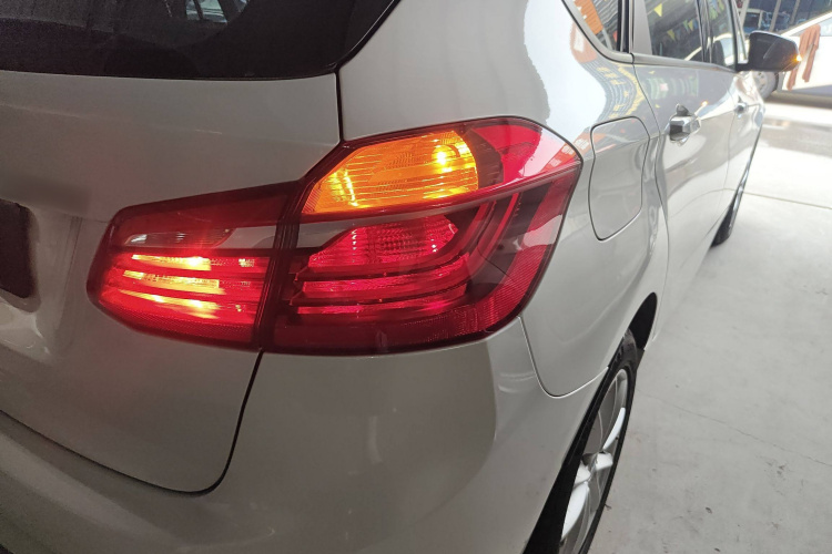 宝马2系旅行车 2016款 218i 时尚型车身外观9