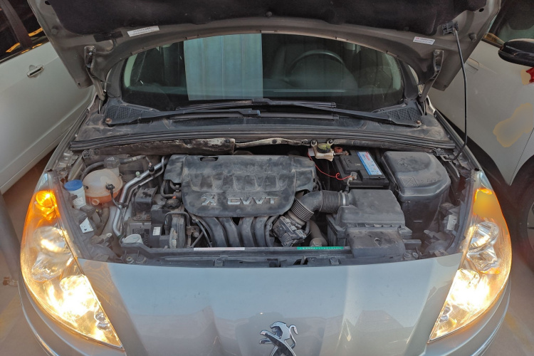 标致408 2013款 2.0L 手动舒适版机舱底盘24