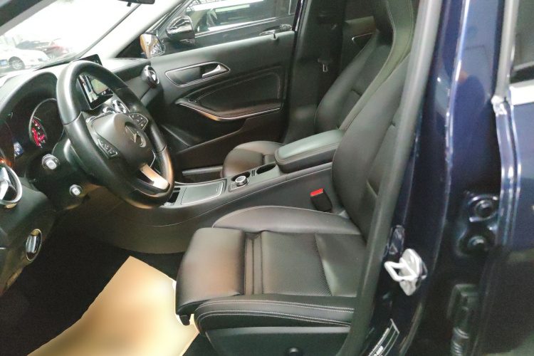 奔驰GLA 2017款 GLA 200 时尚型中控内饰19