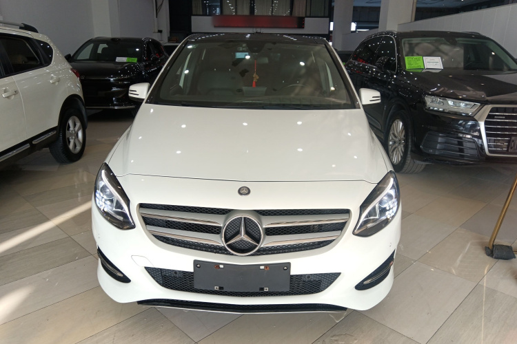 奔驰B级 2015款 B 200 时尚型车身外观2